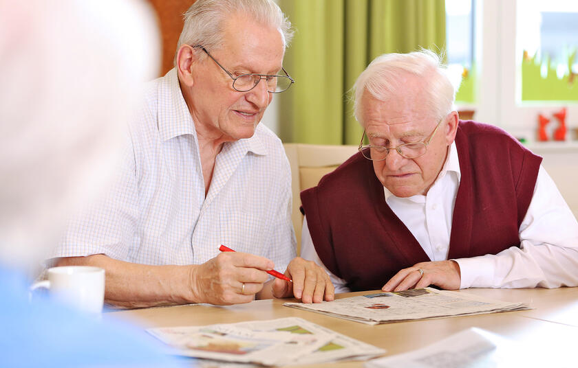 Kreuzworträtsel lösen in der Tagespflege Ahrensburg