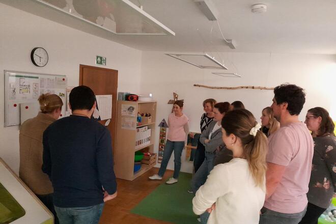 Eltern bekommen eine Führung