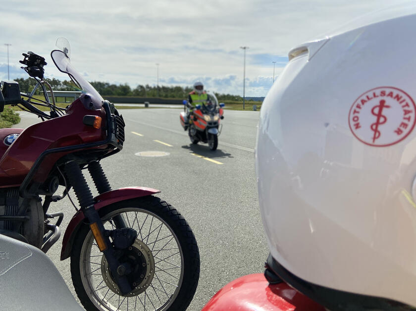 Die ehrenamtlichen Motorradsanitäter sind unterwegs, um schnelle Hilfe auf zwei Rädern zu leisten.