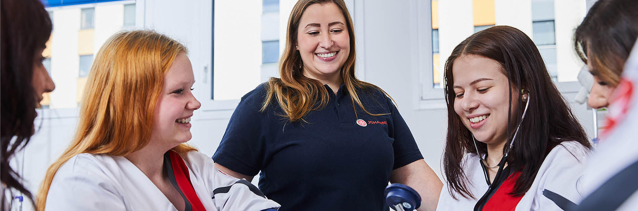 Als staatlich anerkannte Berufsfachschule für Pflege bietet die Johanniter-Akademie verschiedene Bildungsangebote in der Pflege.