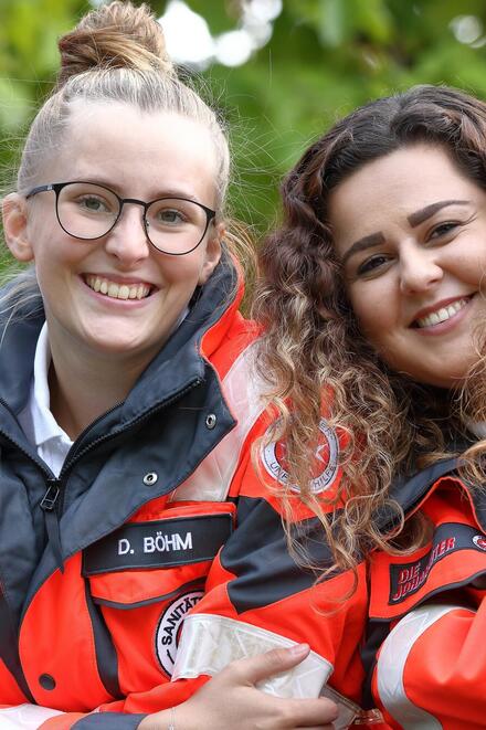 drei ehrenamtliche Helferinnen