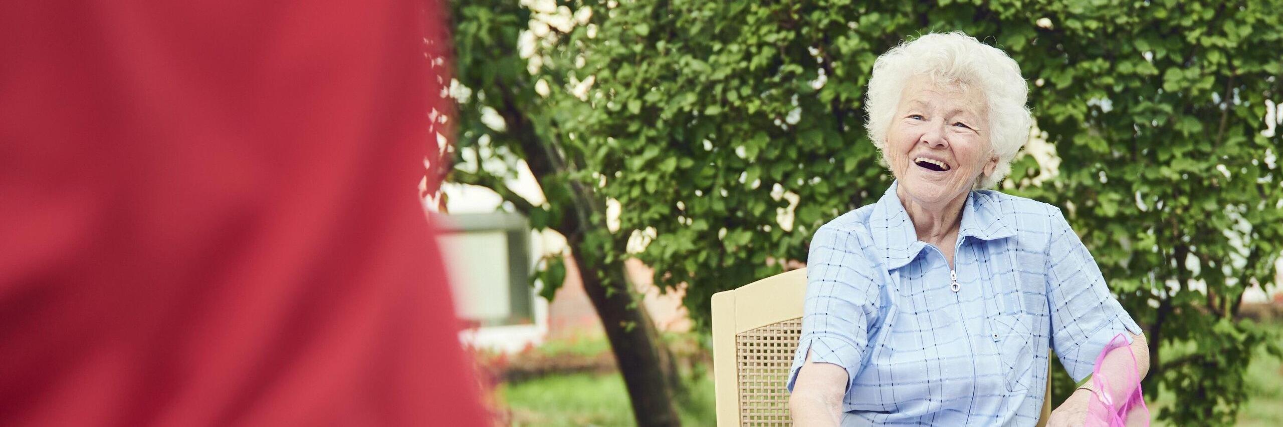 Eine lachende Bewohnerin