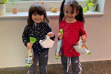 Zwei kleine Mädchen zeigen, was der Osterhase versteckt hat.