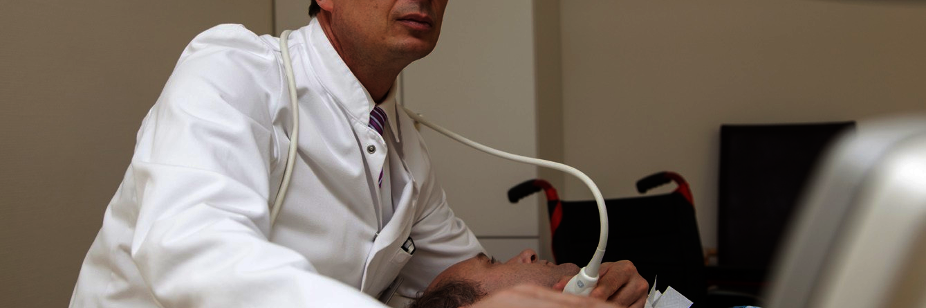 Foto Chefarzt beim Ultraschall 