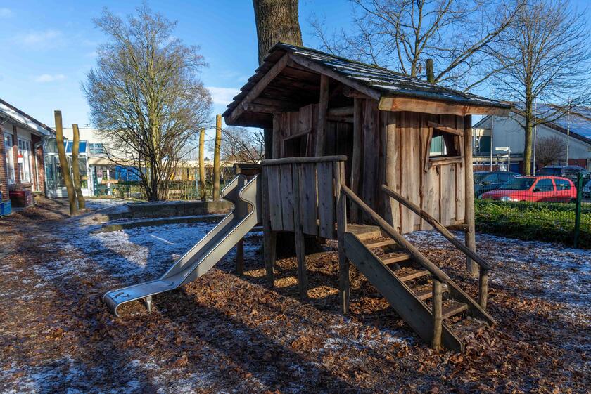 Auf dem Außengelände des Johanniter-Hauses Pusteblume steht ein Baumhaus.