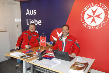 Johanniter Mitarbeitende im Fluthilfebüro.