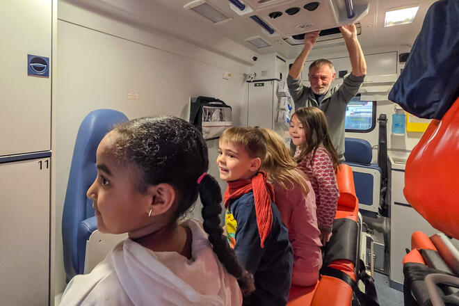 Die Kinder der Johanniter-Kita Traumland inspizierten einen Krankentransportwagen und testeten bei der Gelegenheit die Funktionsweise der Patiententrage.
