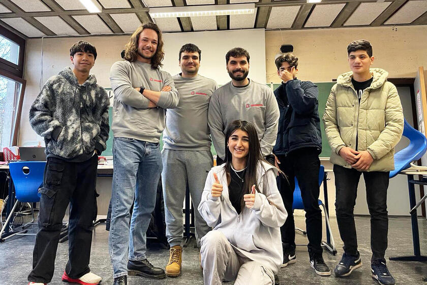 Die Nachhilfelehrer Luca Völkl, Furkan Bostancioğlu und Ata Bozkurt (2. – 4. v. l.) mit ihrer internationalen Klasse