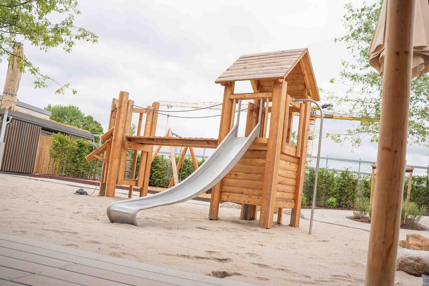 Der neue Außenbereich mit Spielzeug der Johanniter-Kita Abenteuerland im Kärntner Viertel in Wiesbaden