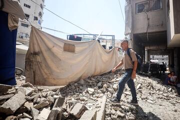 Mann läuft durch zerstörte Gegend in Gaza.