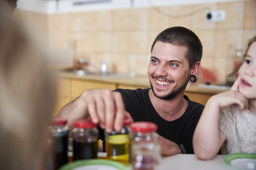 Ein Erzieher in der Küche der Johanniter-Kita