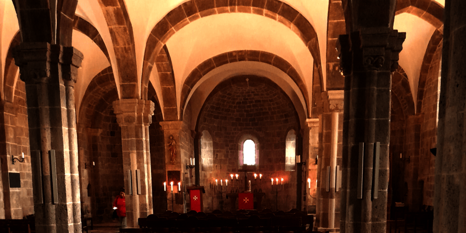 Das Innere eines Kirchenraums