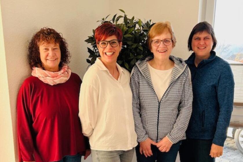 Gruppenfoto mit vier weiblichen Personen