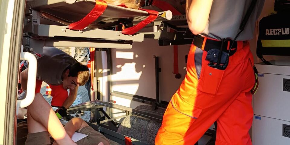 Patienten werden im Zuge der Übung im RTW versorgt