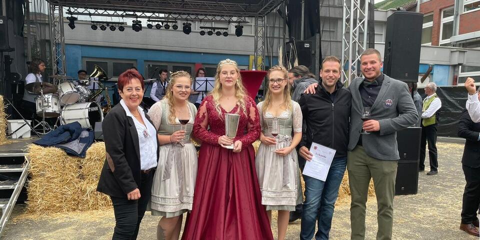 Ein Gruppenfoto auf dem Dernauer Winzerfest