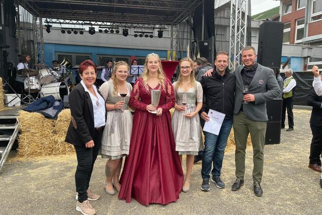 Ein Gruppenfoto auf dem Dernauer Winzerfest