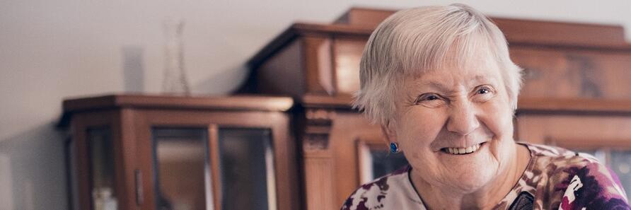 Eine Bewohnerin lächelt freundlich