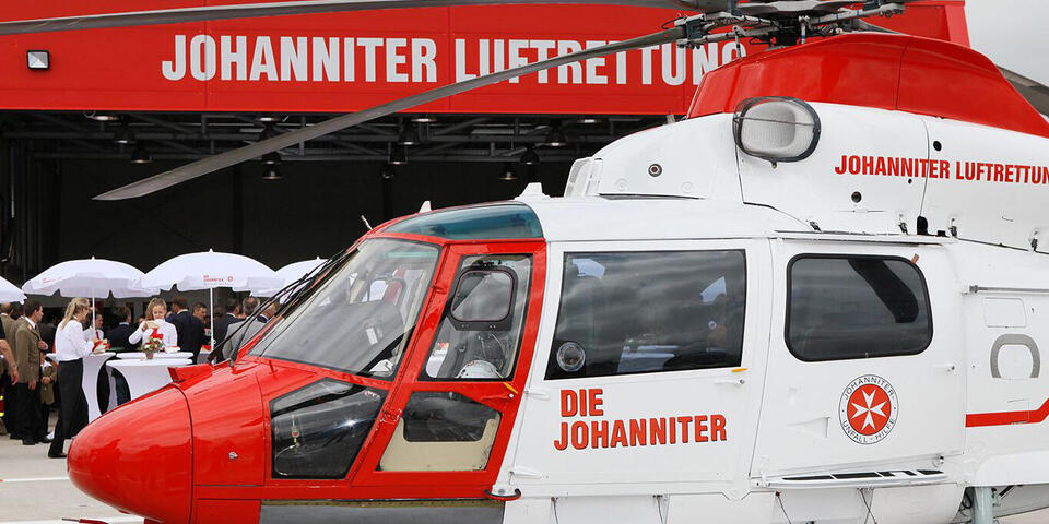 Hubschrauber vor der Luftrettungsstation Gießen