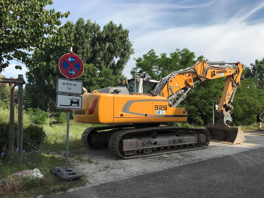 Bagger vor dem Baugrundstück des Johanniter-Kindergartens in Bamberg