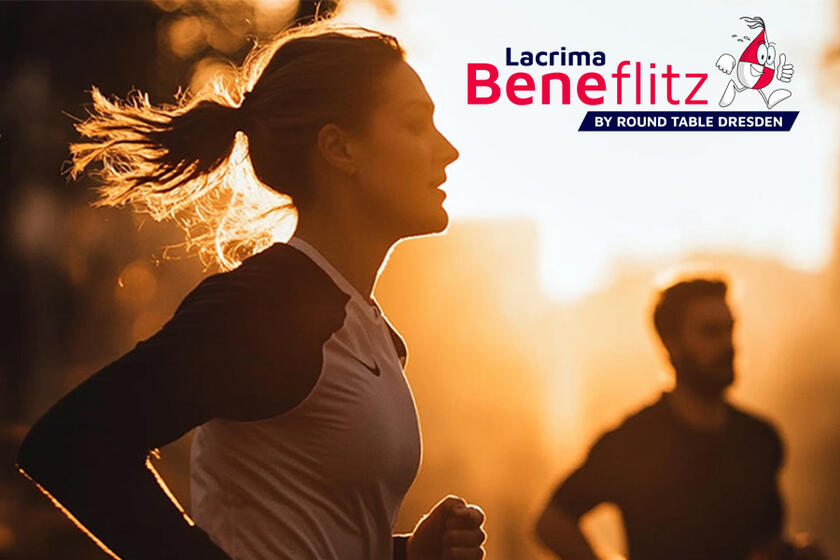 eine Frau im Gegenlicht, sieht aus wie Abenddämmerung, ist nah fotografiert beim Laufen. Man sieht nur den Oberkörper und im Hintergrund eine Silhouette des Oberkörpers eines Mannes.