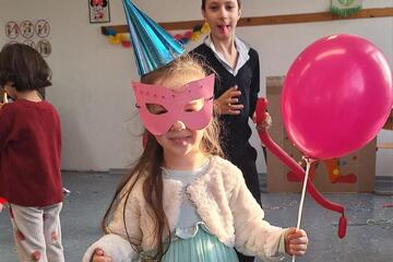 Ein kleines Mädchen ist als Prinzessin verkleidet.