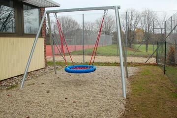 Nestschaukel Johanniter-Kinderkrippe an der Mittelschule in Wenzenbach