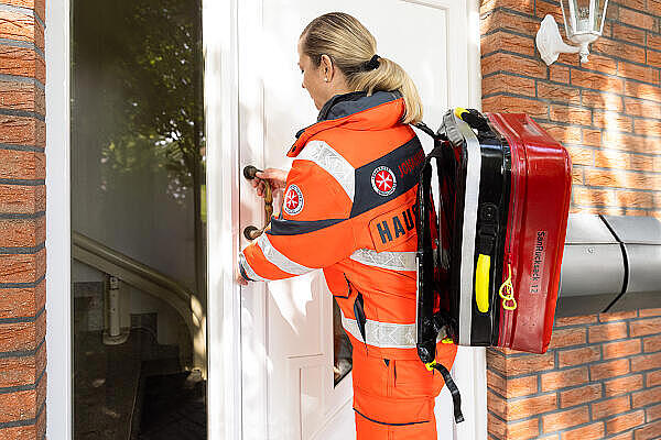 Hausnotruf-Mitarbeitzerin der Johanniter kommt mit hinterlegtem Schlüssel ins Haus.