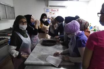 Jugendliche in einer Küche