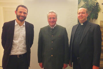 v.l.n.r.: Dr. Stephan Dahme (Neue Meister), Dr. Sebastian Meyer-Storck (Moderator), Matthias Patzelt (Pfarrer); Quelle: JHG Dresden