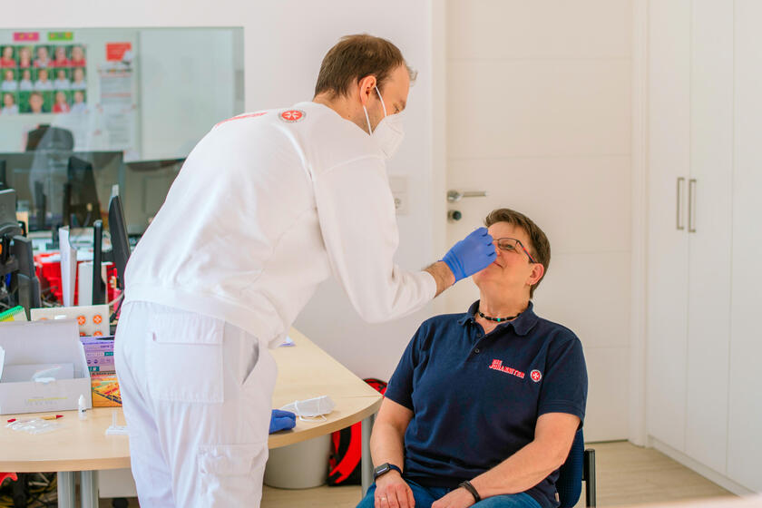 In der Sozialstation Schlüsselfeld unterzieht sich die Pflegedienstleitung einem Corona-Schnelltest