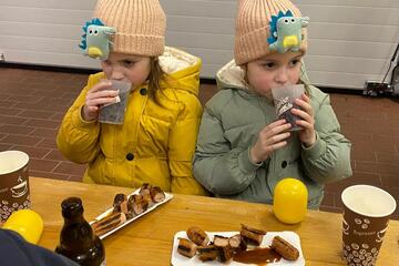 Zwei Kinder beim Essen