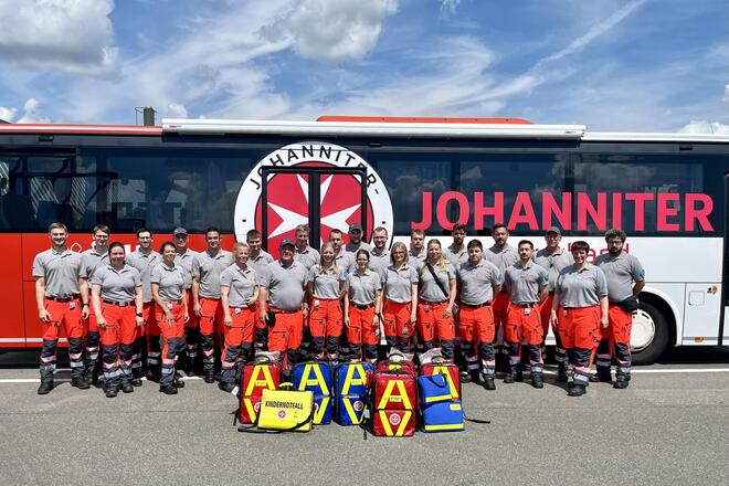 Gruppenbild der 27 Helferinnen und Helfer, die ins Erdbebengebiet nach Venezuela reisen.