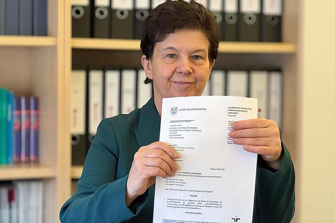 Schulleiterin Gabriele Unger freut sich über den Erhöhungsbescheid des Ministeriums.