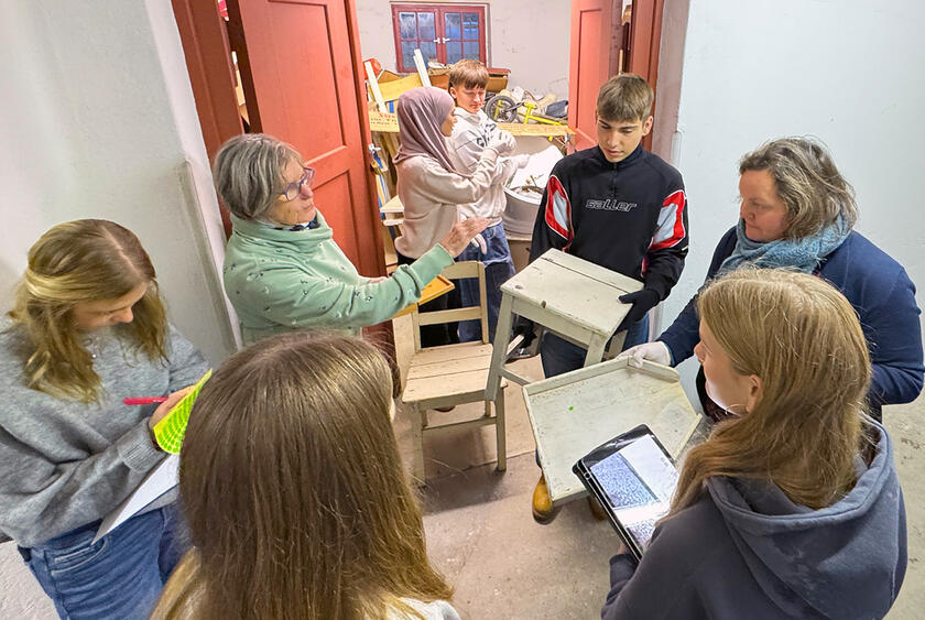 Die Oberin i.R. (3.v.l.) erklärt den aufmerksamen Schülerinnen und Schülern unbekannte Gegenstände. 