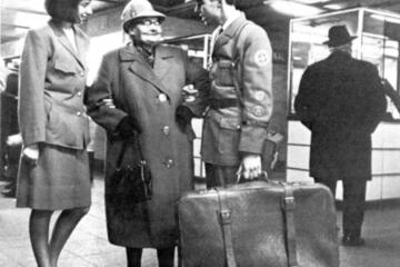 Johanniter im Bahnhofsbetreuungsdienst im Jahr 1964.