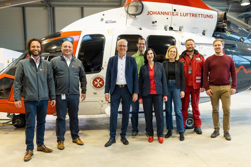 Der stv. Hessische Ministerpräsident Tarek Al-Wazir und weitere hochrangige Besucher mit Leiter Einsatz und Koordination & HEMS-TC Johannes Jabs, Pilot und HELI-FLIGHT GmbH & Co. KG Geschäftsführer Ole Gehrmann und Alexander Schlier, Leitender Oberarzt, Notfallmedizin vom Universitätsklinikum Gießen und Marburg GmbH vor einer H155.