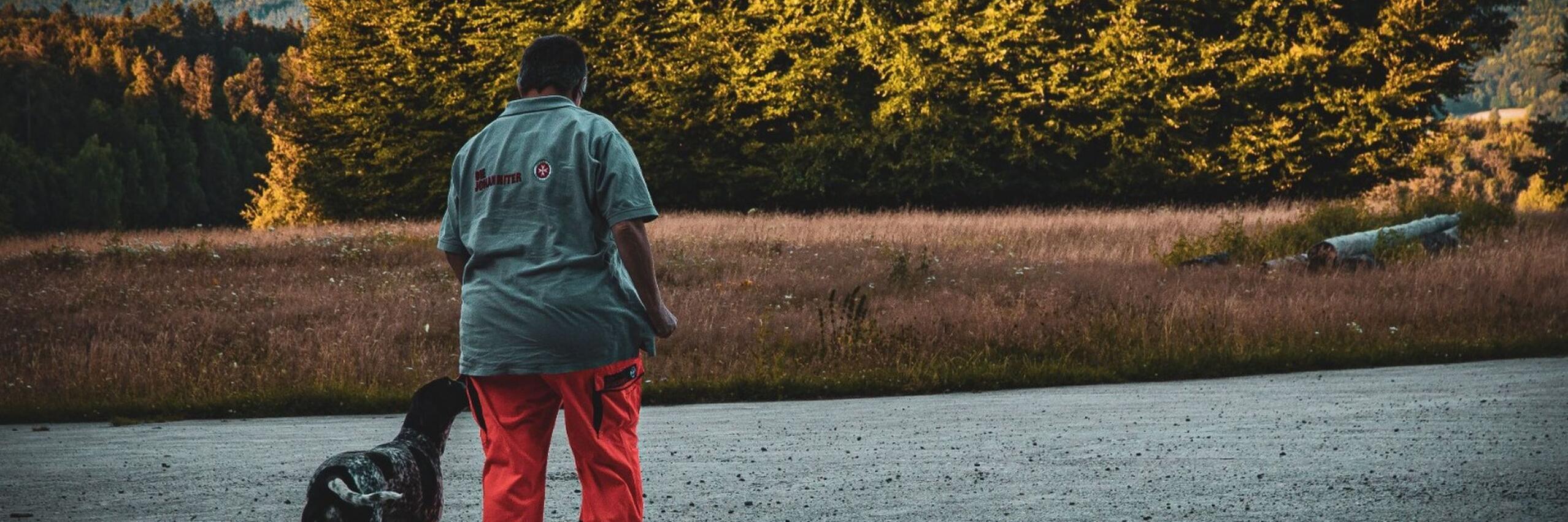 Hund mit Hundeführerin