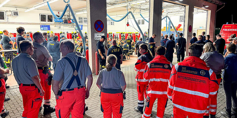 Viele Einsatzkräfte von Feuerwehr, Johanniter, THW und ASB 