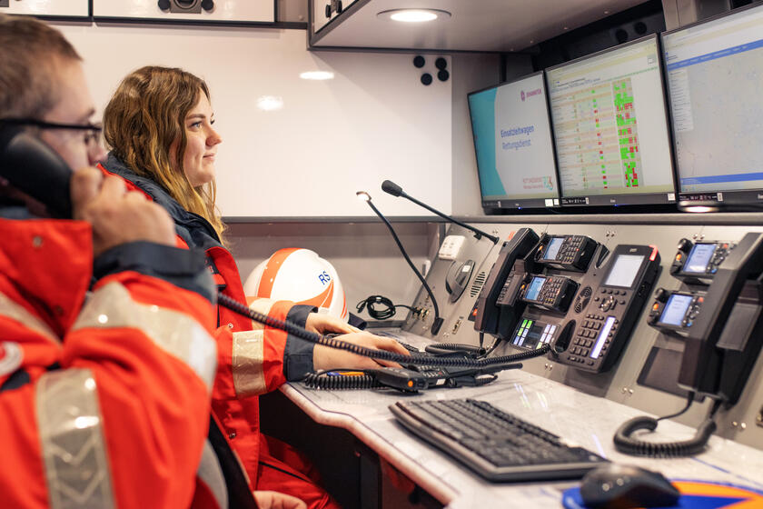 Zwei Einsatzkräfte im Einsatzleitwagen der Johanniter im Rheingau-Taunus-Kreis.
