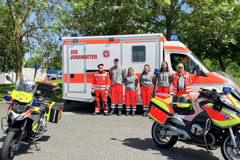 Johanniter mit einem RTW und zwei Motorrädern