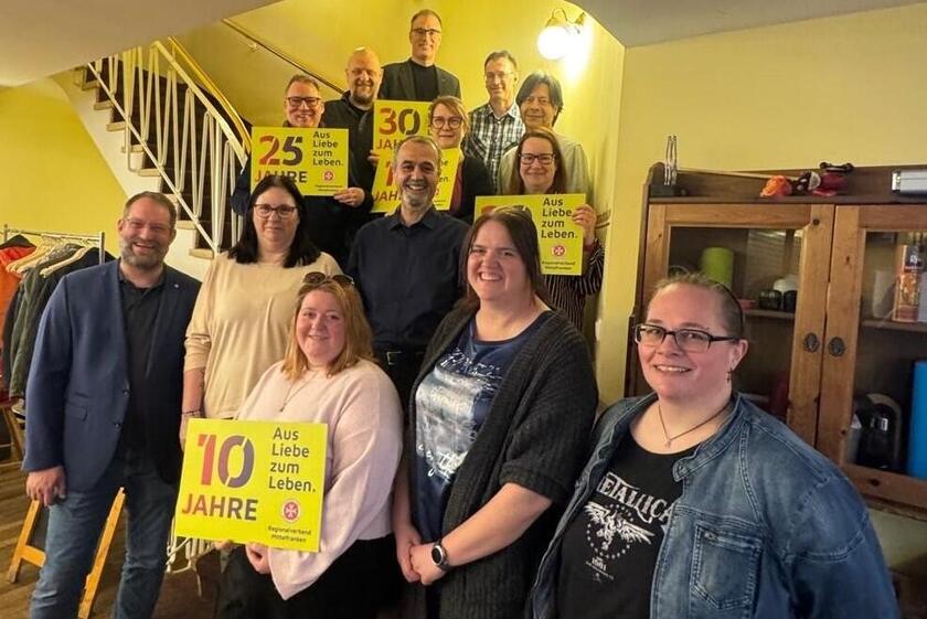 Die geehrten Personen stehen auf einer Treppe zum Gruppenbild
