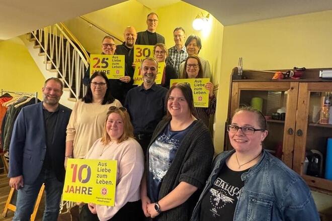 Die geehrten Personen stehen auf einer Treppe zum Gruppenbild
