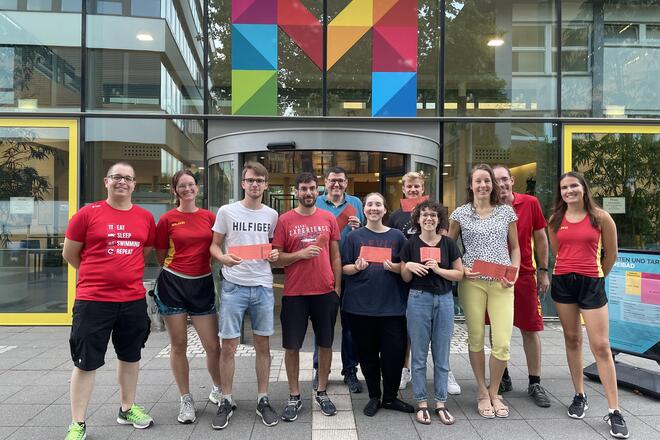Rettungsschwimmer vor Schwimmhalle