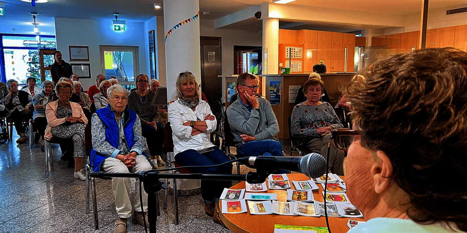 Blick auf Zuhörerreihen