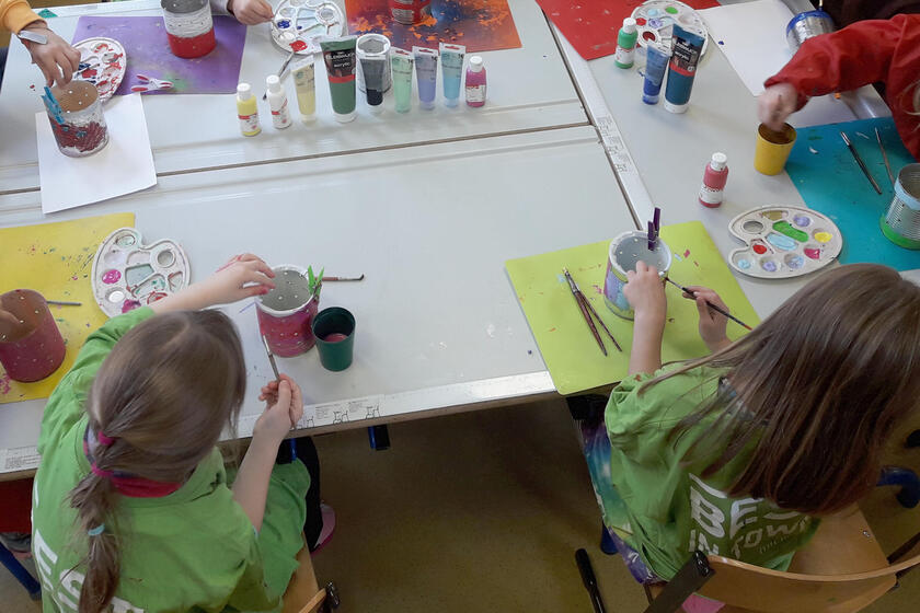 Kinder der Johanniter-Mittagsbetreuung Obertrubach basteln aus Konservendosen Laternen für St. Martin. 
