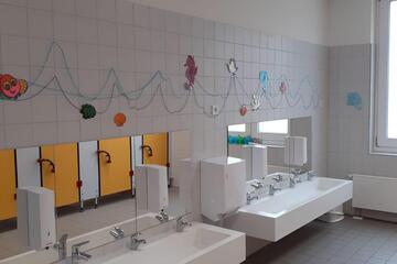 Kinderwaschnecken in Badezimmer der Kita