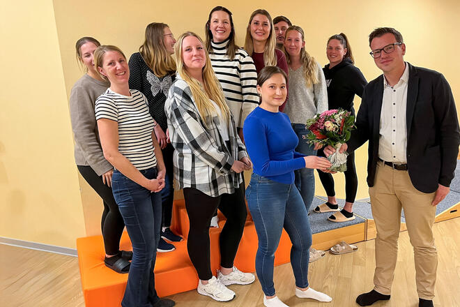 Yonathan Arnold, MItglied im Regionalvorstand, überreichte Alexandra Sergeev zum Start ihre neuen Aufgabe einen Blumenstrauß und besuchte das Team der Johanniter-Kita Rellingen.