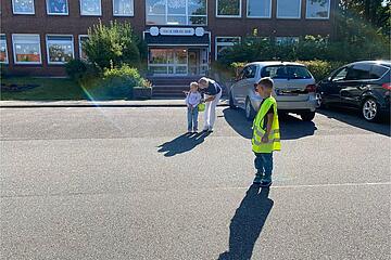 Kinder in Warnwesten