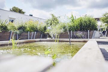 Teich im Garten des Johanniter-Pflegewohnhauses in Mögglingen