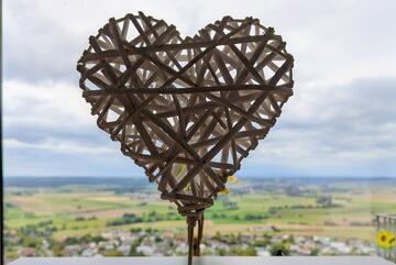 geflochtenes Dekoherz vor Ausblickl in die Landschaft